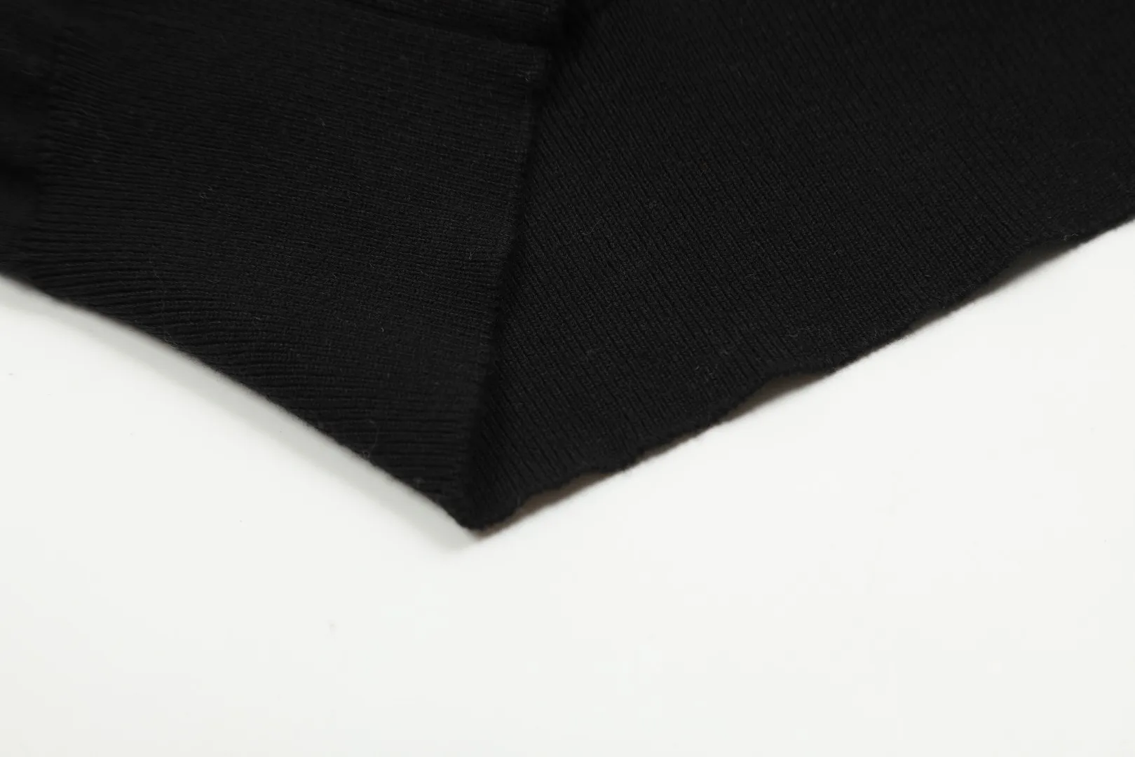 🅿️156 "Top quality" Style number: DS008# (not off the shelves all year round) [Ralph Lauren round neck solid color pony embroidered logo knitted short sleeves] ✅Ralph Lauren classic basic versatile knitted short sleeves for all seasons ✅Main supplier platform live broadcast Wholesale entity Replenish if out of stock Not off the shelf ✅ZP quality 1:1 version Scan the code to enter the GF website Counter quality ✅Detailed quality is the only one in Guangzhou Imported quality cotton yarn, focusing on high-end, cost-effective, good quality needless to say ✅The version is restored to the original version, loose, comfortable and stress-free, simple is high-end, classic is timeless ✅The upper body is simple and easy to match, a must-have for goddess ootd. Good-looking clothes are never picky. A must-have in the goddess' wardrobe. Size: S-XL Color: Army green, off-white, black, light pink, khaki, navy, light blue, mint green